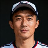 球迷张伟头像，约30岁男性，戴着棒球帽